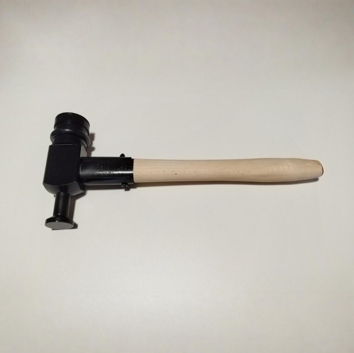 Čekić za utiskivanje pločica